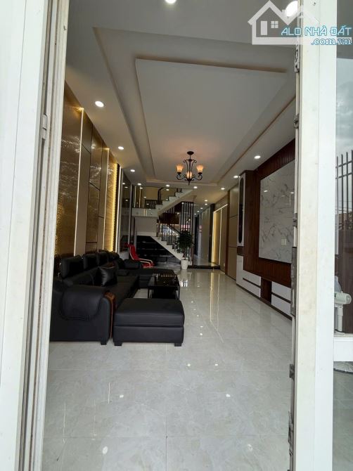 Nhà 1 trệt 3 lầu ( 5.5M x 35M nở hậu 6.5M ) 4 phòng ngủ , TX24 Q12 - 1