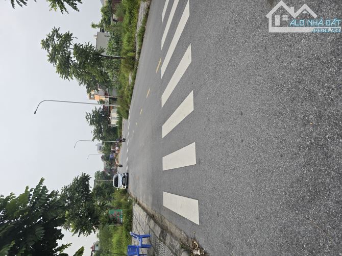Chủ đang ngộp thở ngân hàng cần bán Ô đất tại sát ngã tư khu đô thị Bảo Long. đường trải n - 1