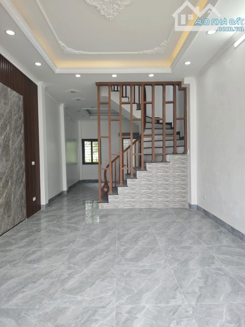 Ngã 3 Thôn 1 Đông Mỹ. nhà 4 tầng, 47m, xây độc lập, 4 ngủ, giá 5.5 tỷ, gần đường oto - 1