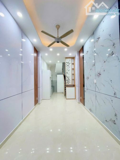 BÁN NHÀ 5 TẤM HẺM 8M MỚI ĐẸP 4PN GIÁP Q1 GẦN ĐẠI HỌC LUẬT GIÁ 5TỈ NHĨNH - 1
