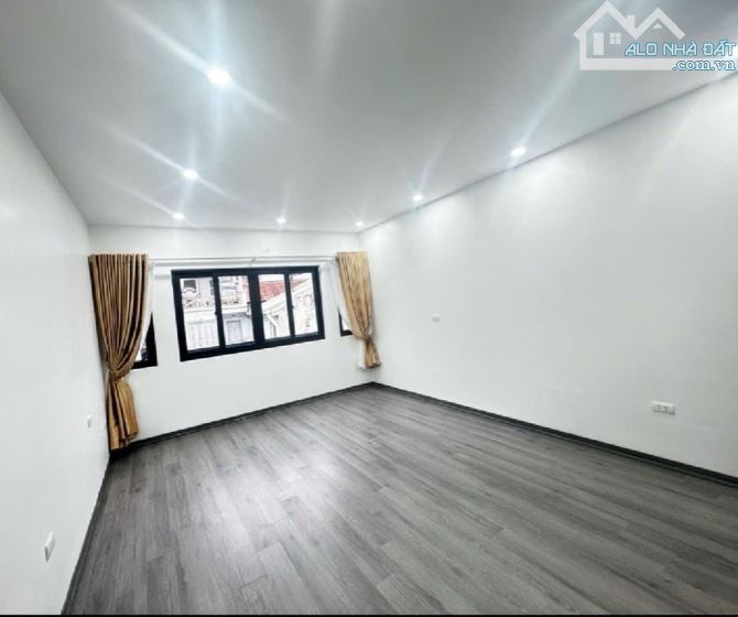NHÀ MỚI BỒ ĐỀ -NGÕ Ô TÔ -KINH DOANH TỐT -GẦN HỒ -TT LONG BIÊN -DT: 40 M -5 TẦNG -GIÁ : CHỈ - 1