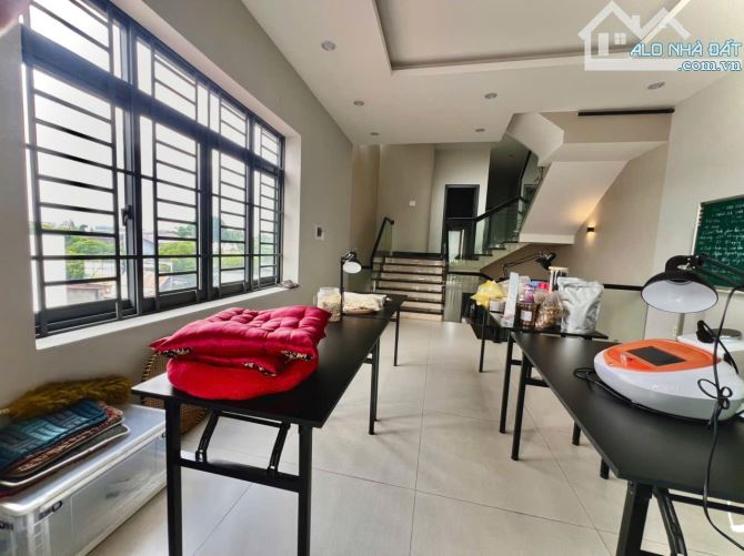 BÁN NHÀ 1 TRỆT 3 LẦU ĐẸP (DT: 5M x 32M) GÓC 2 MẶT TIỀN KINH DOANH ĐƯỜNG NGUYỄN ÁI QUỐC. - 1