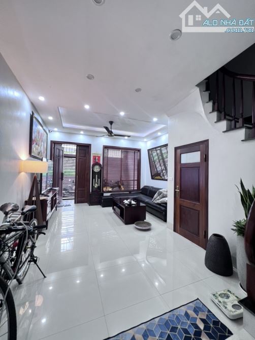 OTO tránh, Phố Ngọc Thuỵ 60m x 3T, chỉ 9,5 tỷ. Có TL - 1