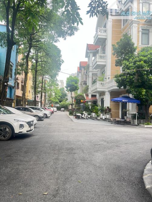 Bán nhà lô góc thang máy đối diện chung cư cầu bưu dt 100 6t - 1