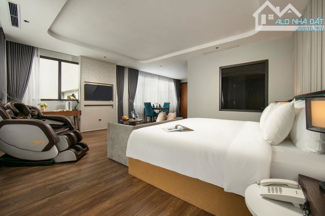 Chủ ngộp Bank giảm 50 Tỷ - Khách Sạn MP Cổ 360m2 x MT 12m - 930 tỷ - cho thuê 50 tỷ/năm