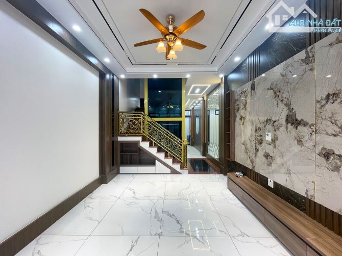 Nhà 4 tầng thang máy mặt đường Phủ Thượng Đoạn - 80m2 - Vỉa hè rộng - 2