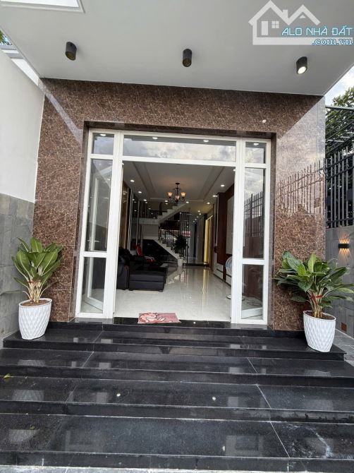 Nhà 1 trệt 3 lầu ( 5.5M x 35M nở hậu 6.5M ) 4 phòng ngủ , TX24 Q12 - 2