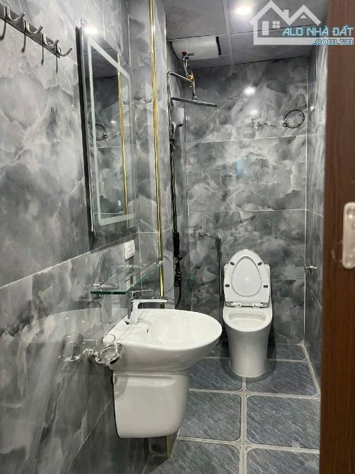 Tòa nhà_Long Biên_ 12 phòng khép kín _7 Tầng thang máy -500tr/1 năm - 2