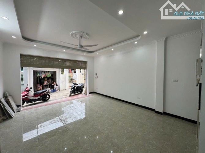 NHÀ HỮU HÒA  Ô TÔ TRÁNH  THANG MÁY  GARA  Chỉ 6.4 tỷ  Diện tích 40m²  Thiết kế hiện đại - 2