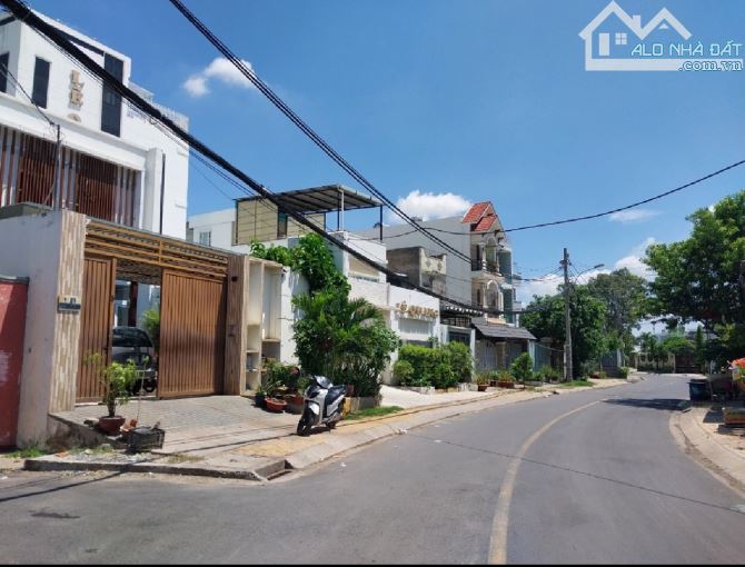 BIỆT THỰ CAO CẤP 2 TẦNG – HỒ BƠI- NỘI THẤT CAO CẤP-380M2- TÂN XUÂN- HÓC MÔN - 2