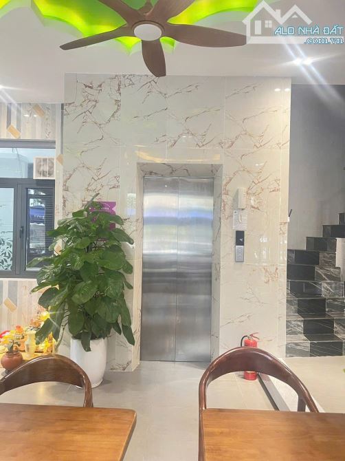 Bán nhà lô góc thang máy đối diện chung cư cầu bưu dt 100 6t - 2