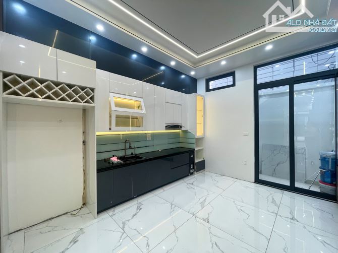 Nhà 4 tầng thang máy mặt đường Phủ Thượng Đoạn - 80m2 - Vỉa hè rộng - 3