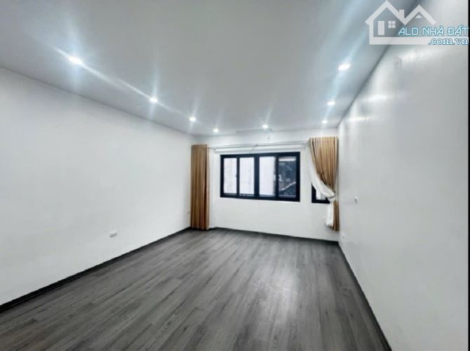 NHÀ MỚI BỒ ĐỀ -NGÕ Ô TÔ -KINH DOANH TỐT -GẦN HỒ -TT LONG BIÊN -DT: 40 M -5 TẦNG -GIÁ : CHỈ - 3