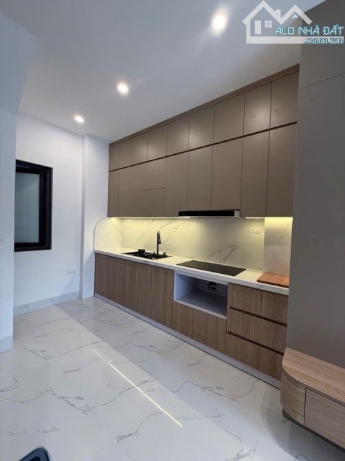 🏡 HIẾM – BÁN GẤP NHÀ VIỆT HƯNG – LONG BIÊN 📐 Diện tích: 32m² – 5 tầng đẹp 💰 Giá chỉ nhỉ - 3