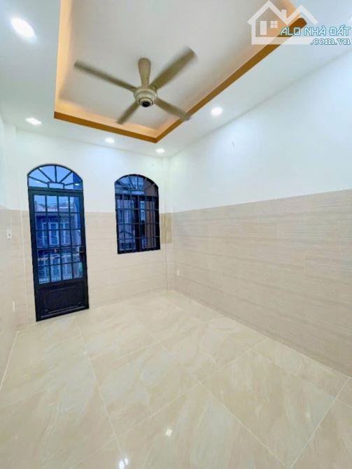 BÁN NHÀ 5 TẤM HẺM 8M MỚI ĐẸP 4PN GIÁP Q1 GẦN ĐẠI HỌC LUẬT GIÁ 5TỈ NHĨNH - 4