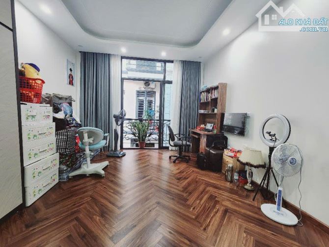 CẦU GIẤY: NHÀ 5 TẦNG MỚI TINH, NỞ HẬU NHẸ - CHỈ NHỈNH 6 TỶ! - 4
