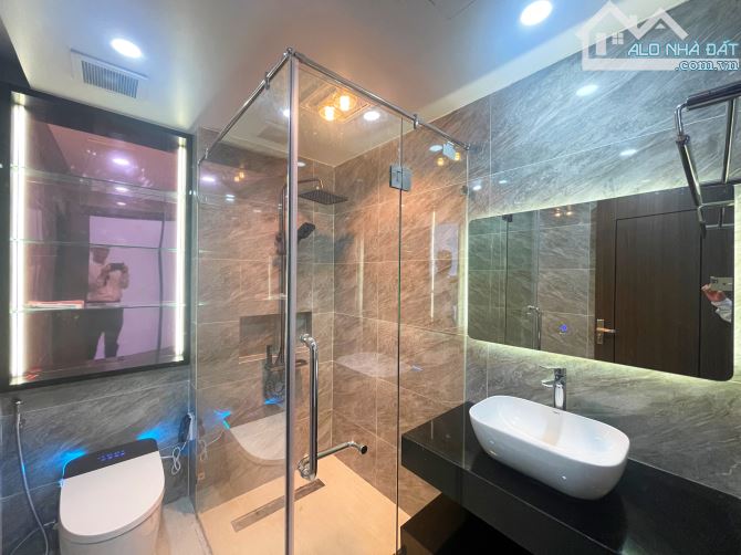 Nhà 4 tầng thang máy mặt đường Phủ Thượng Đoạn - 80m2 - Vỉa hè rộng - 6