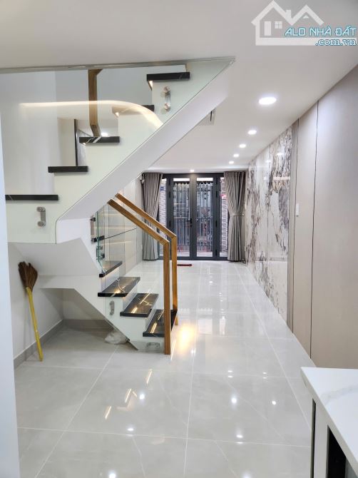 BÁN GẤP NHÀ ĐẸP GIÁ 3 TỈ 9 KHU DÂN CƯ TẠi Q4 VỊ TRÍ 1/ CÁCH MẶT TIỀN 2 CĂN - 6