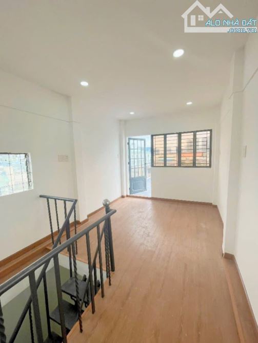 BÁN NHÀ 5 TẤM HẺM 8M MỚI ĐẸP 4PN GIÁP Q1 GẦN ĐẠI HỌC LUẬT GIÁ 5TỈ NHĨNH - 6