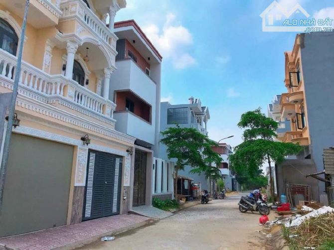 ĐẤT LÔ GÓC 2MT - XDTD - ĐƯỜNG 7M - KDC VEN SÔNG NGUYỄN BÌNH -NHÀ BÈ  - Vị trí : Đất lô góc - 7