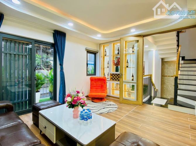 5 TẦNG FULL NỘI THẤT GẦN CHỢ THẠCH ĐÀ - DTS 105m2 - NGANG KHỦNG 7.5m - 5.6 TỶ - 7