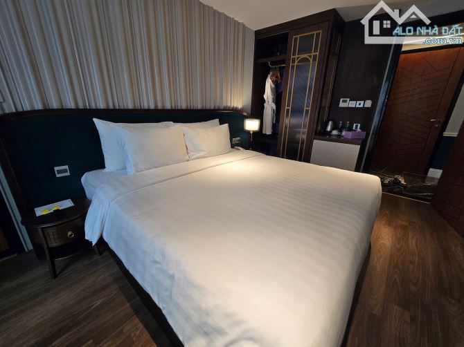 Chủ ngộp Bank giảm 50 Tỷ - Khách Sạn MP Cổ 360m2 x MT 12m - 930 tỷ - cho thuê 50 tỷ/năm