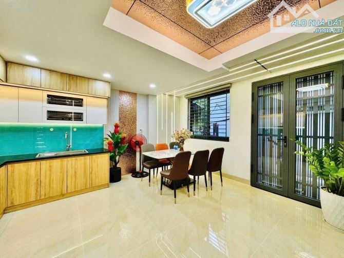 5 TẦNG FULL NỘI THẤT GẦN CHỢ THẠCH ĐÀ - DTS 105m2 - NGANG KHỦNG 7.5m - 5.6 TỶ - 8