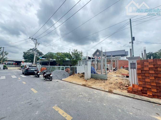 Bán Đất Ngang 8m Sát chợ Đông Hoà , Tp Hồ Chí Minh
