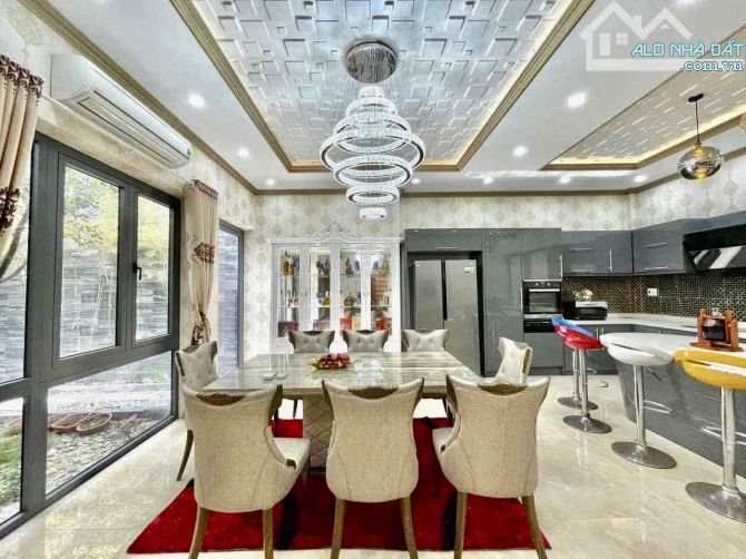 BÁN BIỆT THỰ PHẠM PHÚ TIẾT, CHỈ THUA VUA CHÚA MỖI CÁI VƯƠNG MIỆNG! – DTS 500M2, NGANG 10M