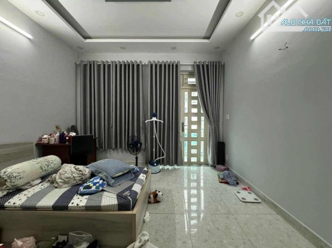 Xe hơi đậu trong nhà 4x12.5 vuông đẹp 4 tầng 5 phòng