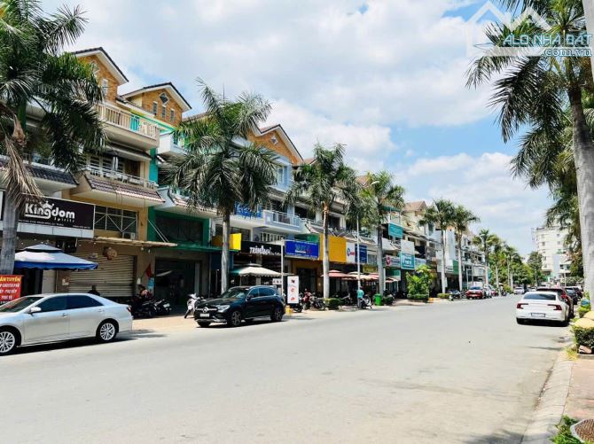 TỰA BIỆT THỰ - TT QUẬN 7 - 120M2 - HƠN 12T