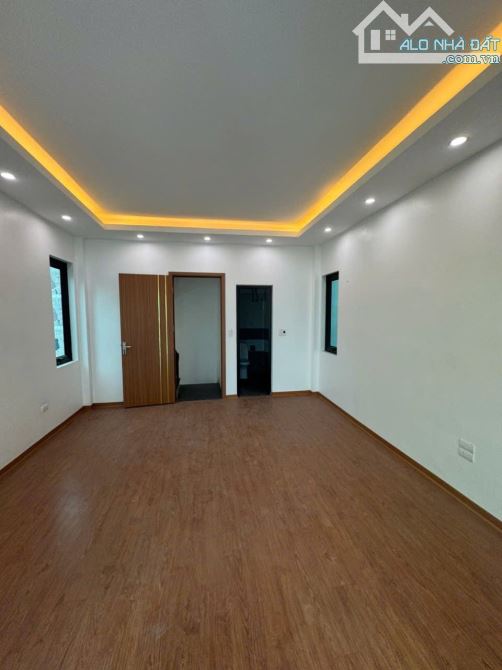 📍 ĐẠI CÁT, BẮC TỪ LIÊM – NHÀ MỚI XÂY 32M² – MẶT TIỀN 4M – 5 TẦNG – Ô TÔ VÀO NHÀ – GIÁ 6.5