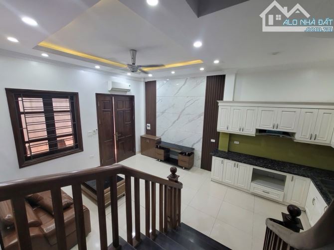 Cần bán nhà phố Thạch Bàn, Long Biên 38m, 5 tầng, mặt tiền 4m, giá 5.55 tỷ.