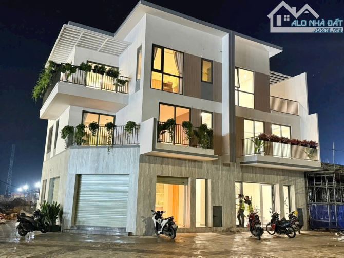 Cần bán Shophouse căn góc- 3 tầng- mặt đường lộ lớn- giá 3,2 tỷ DTSD 320m2