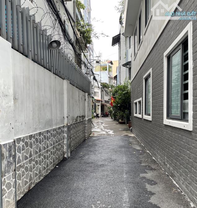 Nhà Gần Mặt Tiền - Hẻm Thông - Liền Kề Q3