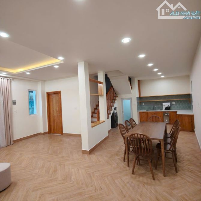 HOMESTAY 2 TẦNG 106M2 NGANG 10,5M 4PN 3WC 2PK SÂN RỘNG RÃI CÁCH CHỢ ĐÀ LẠT 2.3KM GIÁ 8 TỶ