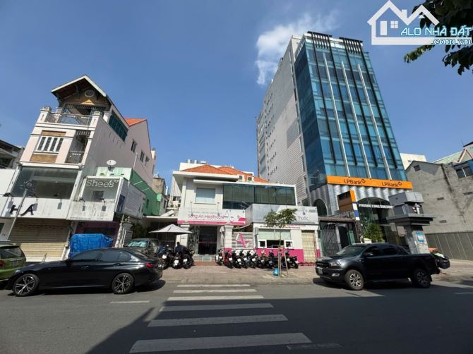 Chủ cần bán gấp MT Trần Hưng Đạo Phường Cô Giang Q1 - 11*30m - Gía: 175 tỷ