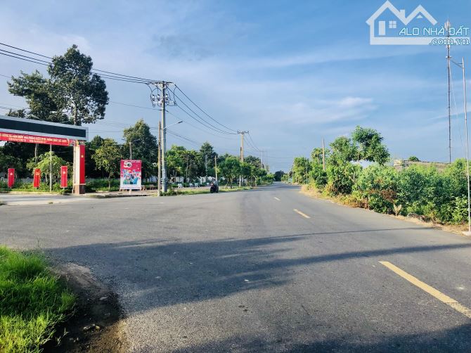 Đối diện Đảng Uỷ-trạm y tế-Lô góc 2 mặt tiền trục chính-Dt:1751m2-30mx59-100 thổ cư