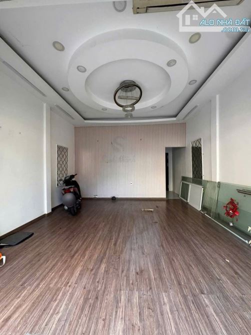Cho thuê mặt bằng ngay góc 2 mặt tiền Bà Huyện Thanh Quan, Quận 3