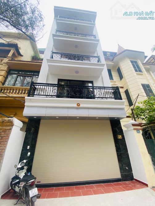 Bán nhà phố Kim Đồng, khu phân lô ô tô tránh, thang máy 61 m2 nhà 5 tầng giá 21.8 tỷ