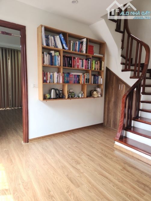 Nhà khu kinh doanh Giảng Võ, Đống Đa, 158m2 x 4 tầng, mặt tiền 6m, ô tô vào nhà!!!
