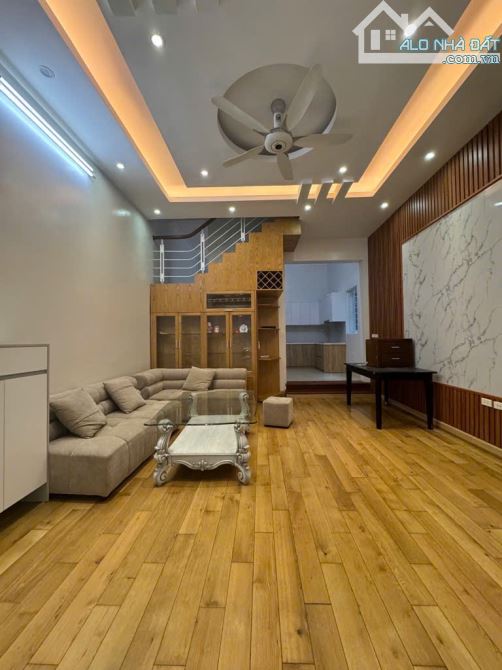PHÂN LÔ CẦU GIẤY - NHÀ ĐẸP GẦN PHỐ - Ô TÔ ĐỖ CỬA - NGÕ THÔNG - DT 42M2, 7 TẦNG, HƠN 13 TỶ