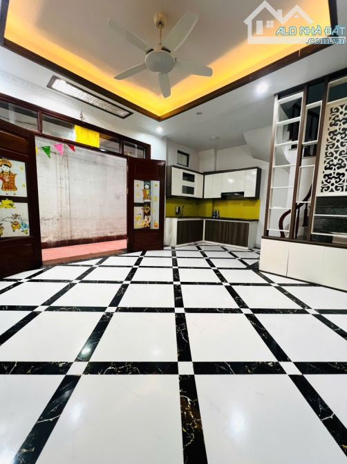 Lạc Long Quân, 33m2 chỉ 7.5 tỷ, dân xây, ngõ thông, gần ô tô, tiện ích hồ Tây