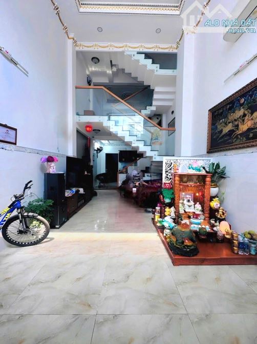 BÁN NHÀ ĐẸP LIỀN KÊNH THA.M LƯƠN.G - AEON MAIL - ÔTÔ VÀO NGỦ - ( 4X15M )