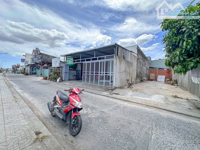 Mặt tiền bờ kè hồ Bún Xáng 5x22 full thổ cư đoạn gần cầu Rạch Ngỗng 2  giá 6,5 tỷ (TL mạnh - 1