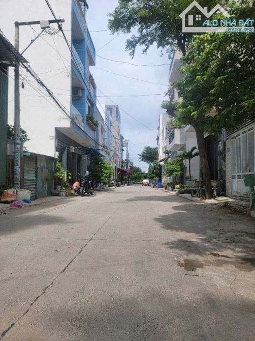 Bán nhà 3 tầng hai mặt tiền đường THẠNH LỘC 37,phường THẠNH LỘC,Q12 dt68m²(4x17).Đường 10m - 1