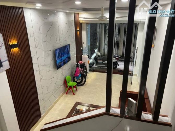 BÁN NHÀ ĐỊNH CÔNG – FULL NỘI THẤT.36M² – 5 TẦNG – CHỈ 50M RA PHỐ – 7.6 TỶ