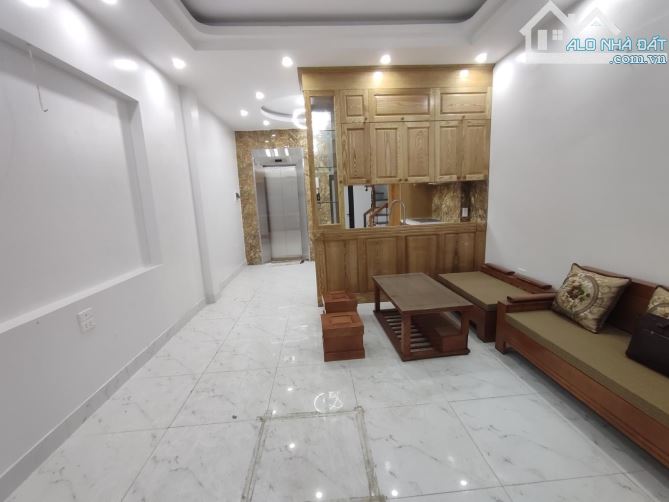BAY GẤP - NHÀ ĐẸP 6 TẦNG - THANG MÁY - DT RỘNG - GẦN OTO - TT ĐỐNG ĐA - 9.3 TỶ - 1