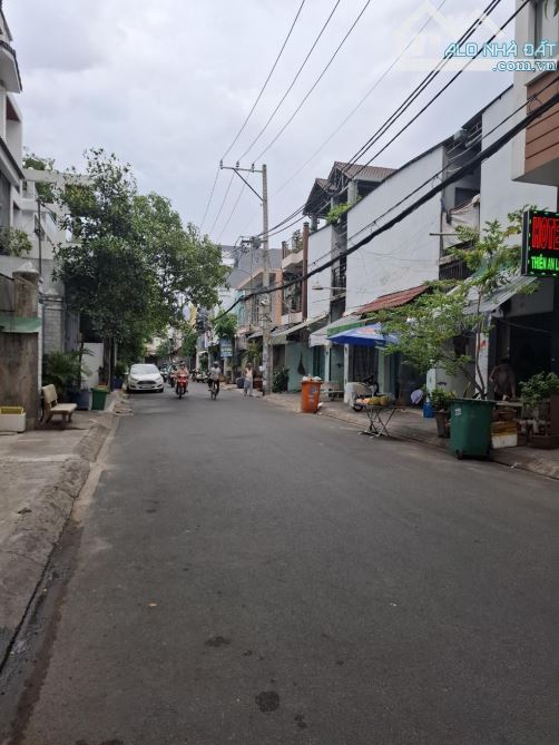 ĐẤT - SÁT MẶT TIỀN - LÊ VĂN QUỚI - HẺM 10M - NGANG 10M - TIỆN XÂY MỚI - NHỈNH 5 TỶ - 1