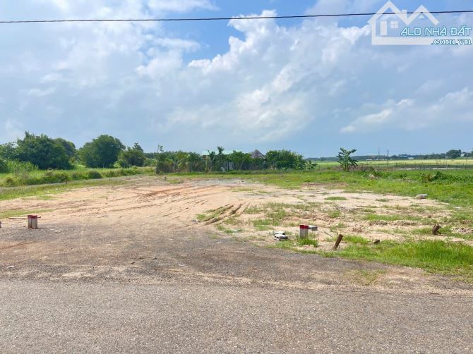 MẶT TIỀN ĐƯỜNG NGUYỄN HUỆ  ĐẤT ĐỎ - THÀNH PHỐ HỒ CHÍ MINH?     Dt mỗi lô 173 m thổ cư 80 m - 2